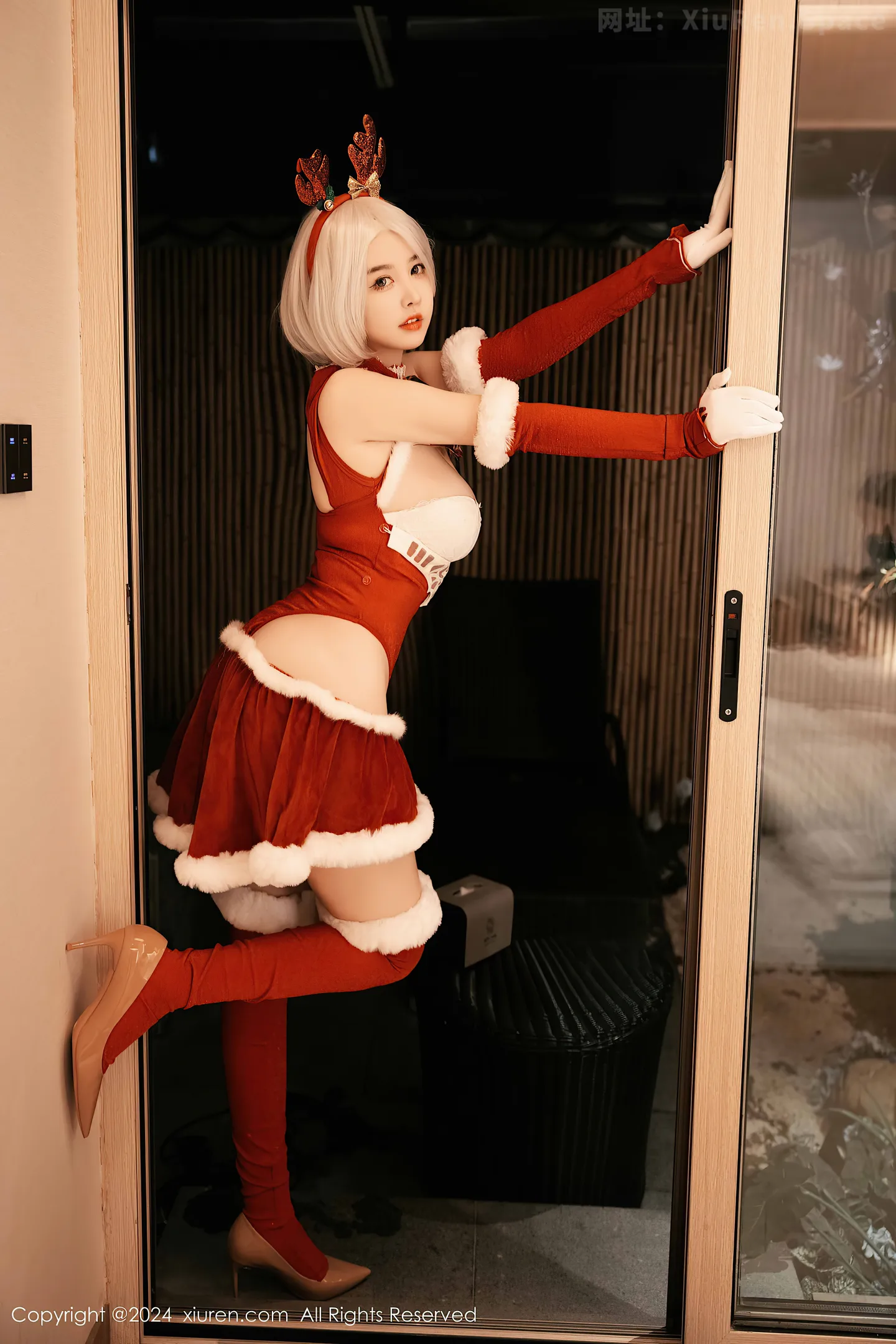 图片[2]-[XiuRen秀人网] VOL.9660 模特樱桃小犊子性感红色圣诞装扮半脱秀丰满身材完美诱惑写真55P-秀人网官方网站